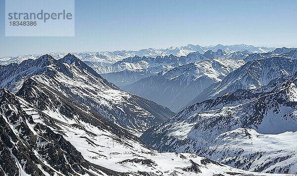 Gipfel und Berge im Winter  Sellraintal  Stubaier Alpen  Kühtai  Tirol  Österreich  Europa