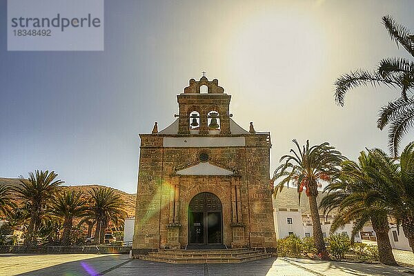 Iglesia de Nuestra Señora de la Peña  Kirche  Portal  Weitwinkel  Palmen  Gegenlicht  HDR  Vega Rio Las Palmas  Inselinneres  Fuerteventura  Kanarische Inseln  Spanien  Europa