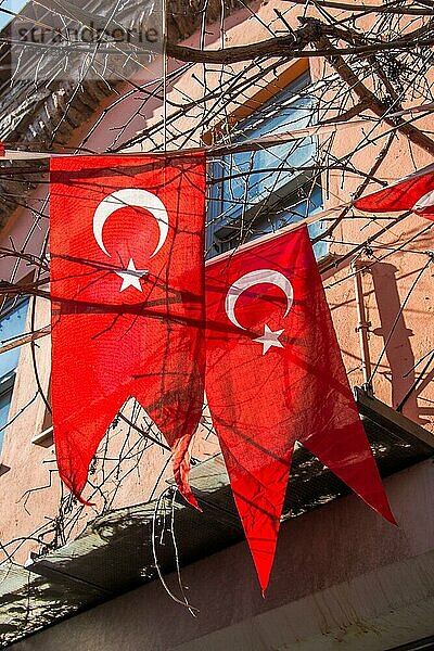 Türkische Nationalflagge hängt auf der Straße im Freien