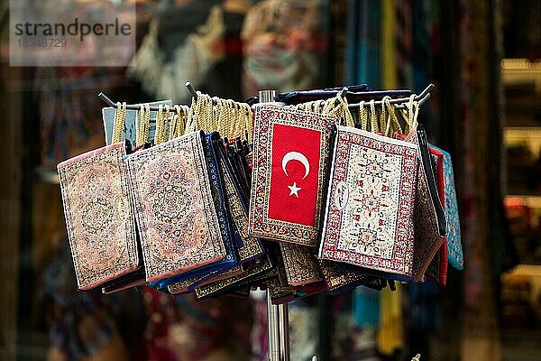 Traditionelle  handgefertigte Taschen aus gewebtem Stoff