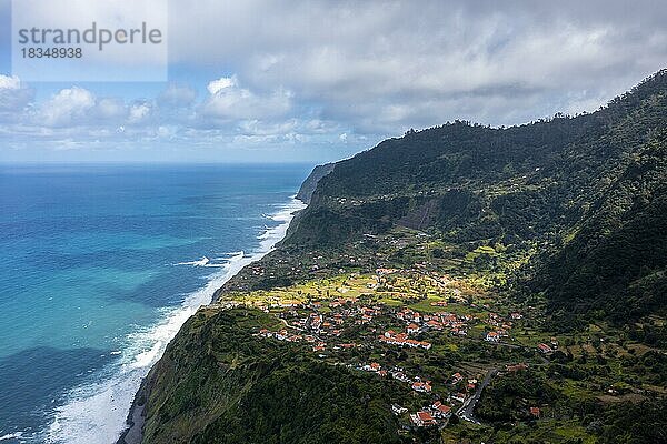 Meer  Küste und Ortsansicht Arco de Sao Jorge  Madeira  Portugal  Europa