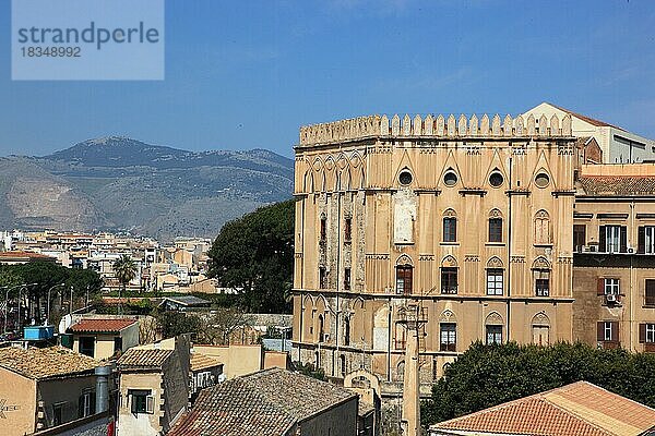 Stadt Palermo  Blick von der Campanile di San Giuseppe Cafasso auf den nahen Normannenpalast oder Palazzo Reale  UNESCO Weltkulturerbe  Sizilien  Italien  Europa