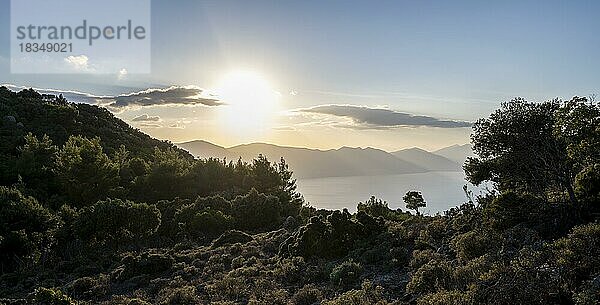 Vulkanhalbinsel Methana  Blick übers Meer und Landschaft mit Bergen und erloschen Vulkanen  Saronischer Golf  Peloponnes  Griechenland  Europa