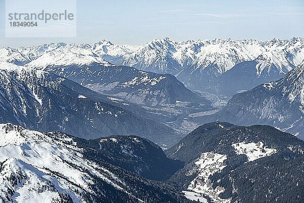 Gipfel und Berge im Winter  Sellraintal  Stubaier Alpen  Kühtai  Tirol  Österreich  Europa