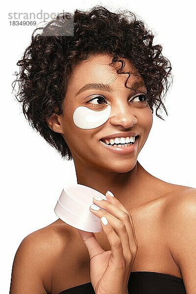Afroamerikanische Hautpflegemodelle mit perfekter Haut und lockigem Haar mit Flecken unter den Augen  Beauty-Spa-Behandlungskonzept