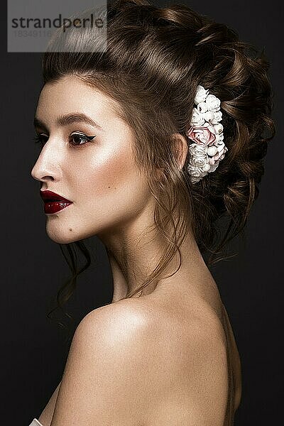 Schönes Mädchen mit klassischem Make-up  Hochzeitsfrisur  hellen Lippen. Die Schönheit des Gesichts. Fotos im Studio geschossen