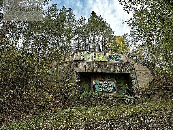 Mit Graffiti bemalter verschlossener Eingang zu einem ehemaligen Raketenbunker auf dem Großen Seeberg in Seebergen bei Gotha  wo sich zu DDR-Zeiten ein Raketenstützpunkt der NVA befand  Drei Gleichen  Thüringen  Deutschland  Europa
