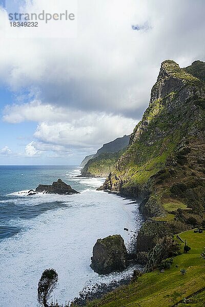Ausblick auf steile Klippen und Küste mit Meer  Enseada de Baixo  Boaventura  Madeira  Portugal  Europa