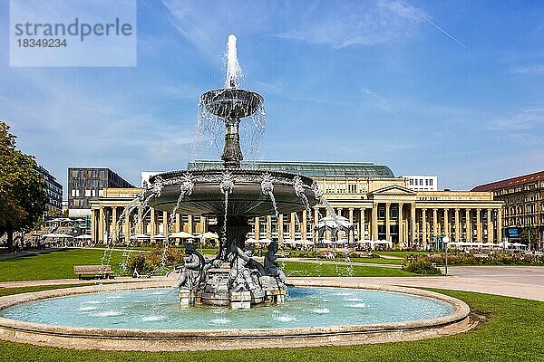 Schlossplatz mit Springbrunnen reisen Stadt in Stuttgart  Deutschland  Europa