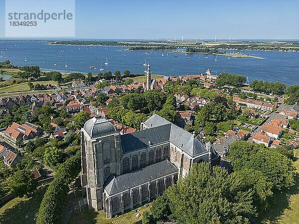 Luftaufnahme der Großen Kirche  im Hintergrund das historische Rathaus und das Veerse Meer  Veere  Zeeland  Niederlande  Europa