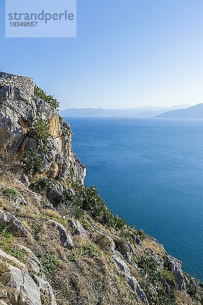 Steilklippe über dem Meer der Festung Palamidi  Nafplio  Peloponnes  Griechenland  Europa