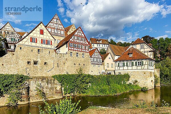 Fachwerkhäuser aus dem Mittelalter Stadt am Fluss Kocher in Schwäbisch Hall  Deutschland  Europa