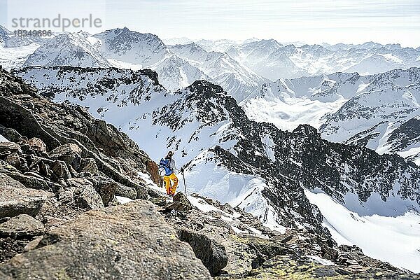 Bergsteigerin am Gipfel des Sulzkogel  Berge im Winter  Sellraintal  Kühtai  Tirol  Österreich  Europa