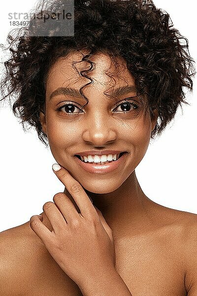 Afroamerikanische Hautpflegemodelle mit perfekter Haut und lockigem Haar. Beauty-Spa-Behandlungskonzept