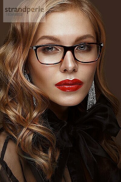 Schönes Mädchen in stilvoller Kleidung mit Brille für Vision und rote sexy Lippen. Schönheit Gesicht. Foto im Studio aufgenommen