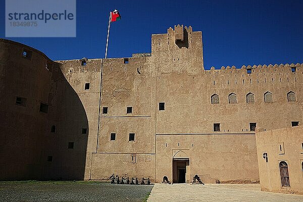 Das Schloss von Jabrin oder Schloss von Jabreen ist ein auch als Fort bezeichnetes Wohnschloss aus dem Mittelalter in der Wüste Omans. Das Schloss liegt etwa fünf Kilometer von dem Ort Bahla entfernt  Oman  Asien