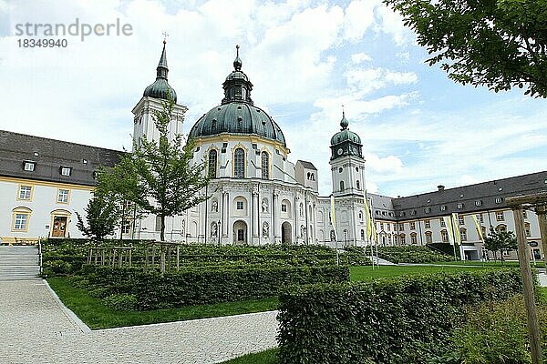 Benediktinerabtei Ettal und Barockkirche mit Kuppelfresko und Innenhof  Oberbayern  Bayern  Deutschland  Europa