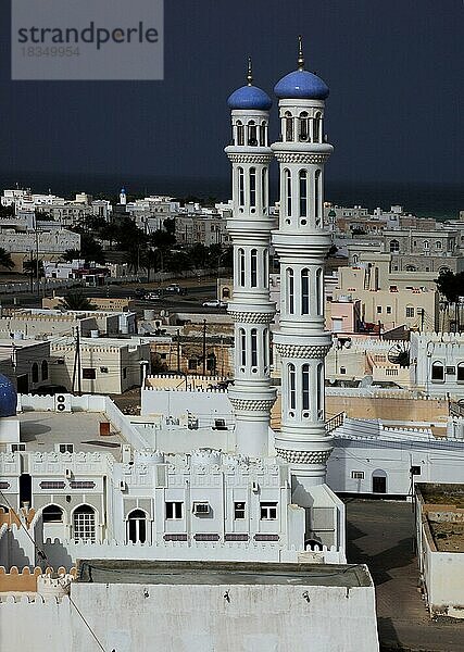 Blick auf Moschee und Stadt Sur  Oman  Asien
