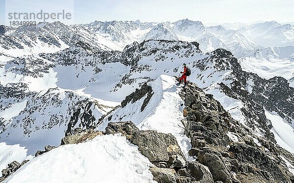 Skitourengeher am Gipfel des Sulzkogel  Ausblick auf Gipfel der Stubaier Alpen und Gamskogel  Bergpanorama im Winter  Kühtai  Stubaier Alpen  Tirol  Österreich  Europa