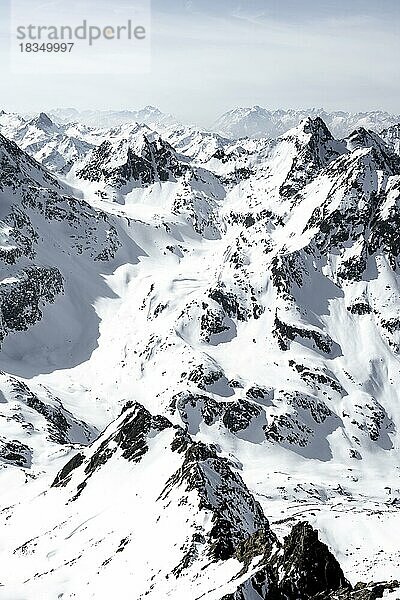 Gipfel und Berge im Winter  Sellraintal  Stubaier Alpen  Kühtai  Tirol  Österreich  Europa