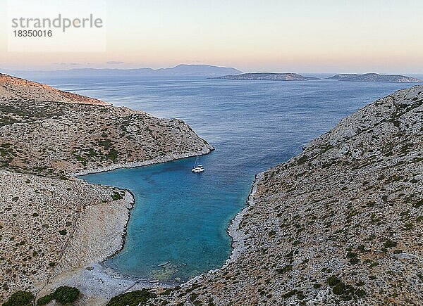 Segelkatamaran in einer Bucht der Insel Levitha  griechische Insel  Südliche Ägäis  Griechenland  Europa