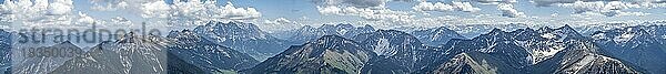 Alpenpanorama  Berge mit Schnee im Frühsommer  Ausblick vom Thaneller  Lechtaler Alpen  Tirol  Österreich  Europa