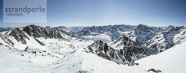 Alpenpanorama  Blick auf Stubaier Alpen mit Speicher Längental  Berge im Winter  Sellraintal  Kühtai  Tirol  Österreich  Europa