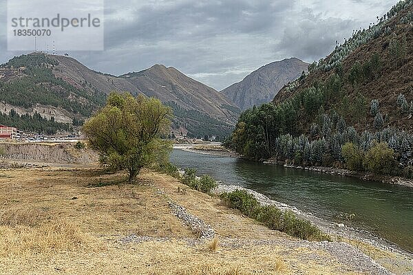 Tal mit Fluss Urubamba  Urcos  Peru  Südamerika