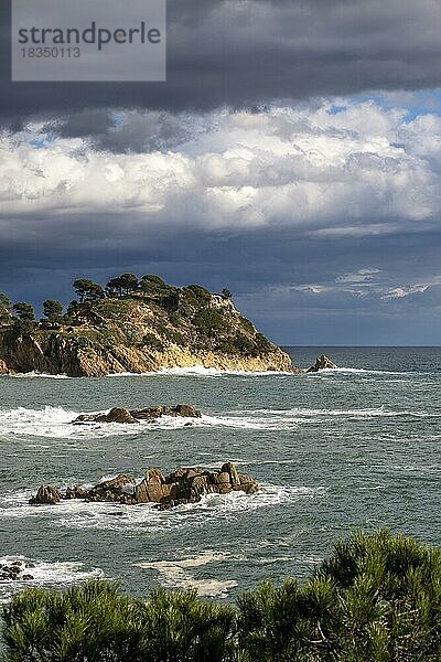 Strand Castell an der Costa Brava an der Mittelmeerküste von Girona in Katalonien Spanien