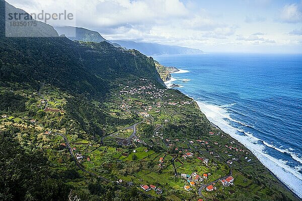 Ort Arco de São Jorge  Meer  Küstenlandschaft  Miradouro da Beira da Quinta  Madeira  Portugal  Europa