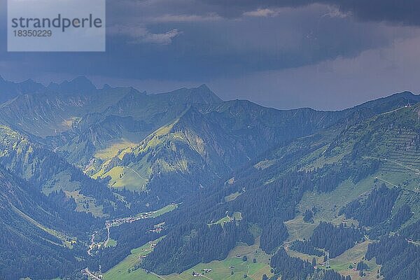 Aufziehendes Gewitter  Allgäuer Alpen  Kleinwalsertal  Vorarlberg  Österreich  Europa