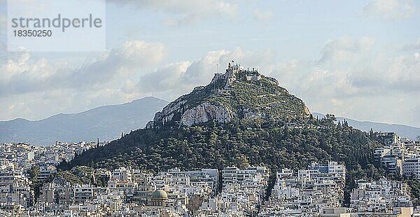 Blick über Häuser von Athen mit Berg Lycabettus  Athen  Attika  Griechenland  Europa