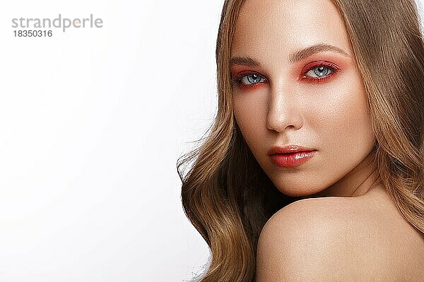 Schöne frische Mädchen mit perfekter Haut  leuchtend rote Make-up. Schönes Gesicht. Foto im Studio aufgenommen