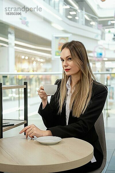 Schönes Mädchen Büroangestellte mit Kaffeepause in großen Einkaufszentrum