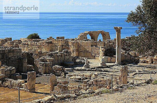 Kourion  assyrisch Ku-ri-i  altgriechisch  lateinisch Curium  historische  antike Ausgrabungsstätte  Ruinenstätte  Blick auf das Meer  Mittelmeer  Zypern  Europa