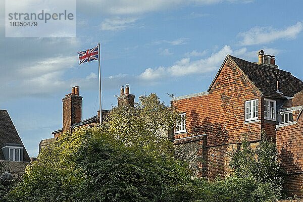 Schornsteine  britische Flagge  Winchester  Hampshire  England  Großbritannien  Europa