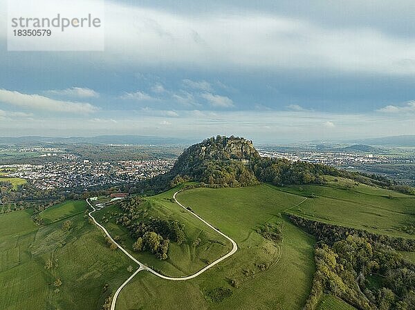 Blick über die Hegaulandschaft  mit dem Hohentwiel und der Stadt Singen  Landkreis Konstanz  Baden-Württemberg  Deutschland  Europa