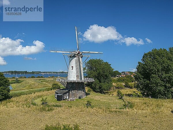 Luftaufnahme mit der Windmühle De Koe  im Hintergrund das Binnengewässer Veerse Meer  Veere  Zeeland  Niederlande  Europa