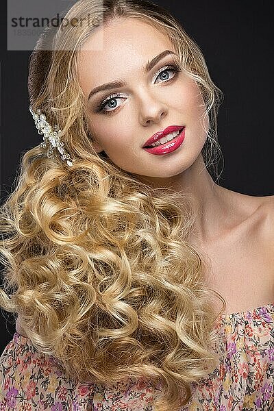 Porträt eines schönen blonden Mädchens im Bild der Braut mit lila Blumen auf dem Kopf. Schönheit Gesicht. Foto im Studio auf einem grauen Hintergrund geschossen