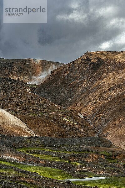 Heiße Quellen zwischen bunten Rhyolith Bergen  Geothermalgebiet Hveradalir  Kerlingarfjöll  isländisches Hochland  Island  Europa