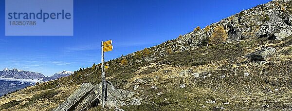 Wegweiser bei La Combe  Aufstieg zum Col de Cou  Val d'Hérens  Wallis  Schweiz  Europa