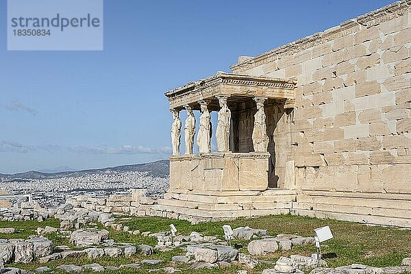 Säulenfiguren  Erechtheion Tempel mit Karyatiden  Karyatidenhalle  Akropolis  Athen  Griechenland  Europa