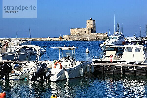 Stadt Trapani  der Hafen und das ehemalige Lazarett  Lazzaretto Castello della Colombaia  Sizilien  Italien  Europa