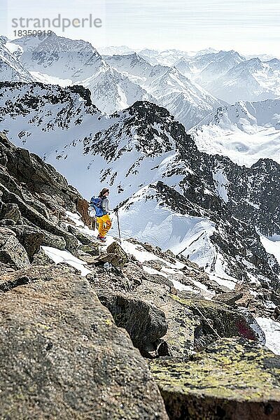 Bergsteigerin am Gipfel des Sulzkogel  Berge im Winter  Sellraintal  Kühtai  Tirol  Österreich  Europa