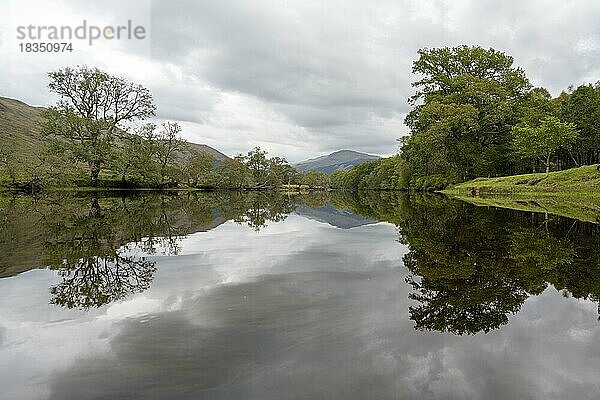 Spiegelung am Fluss Orchy  Glen Coe Tal  Highlands  Hochland  Schottland  Großbritannien  Europa