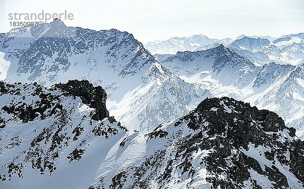 Gipfel und Berge im Winter  Sellraintal  Stubaier Alpen  Kühtai  Tirol  Österreich  Europa