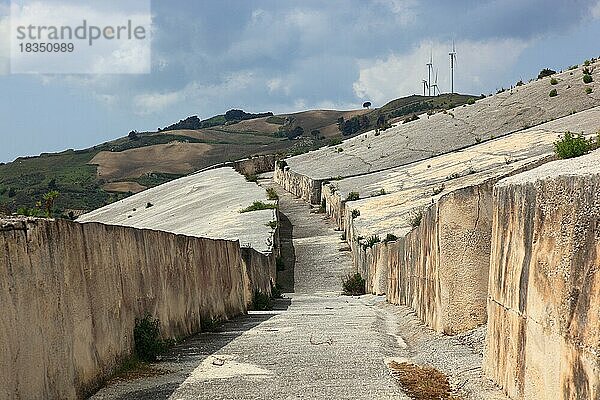 Gibellina Vecchia  nach dem Erdbeben 1968 wurde ein Teil der Ruinen von Gibellina von dem Kuenstler Alberto Burri unter einer dicken Schicht aus weissem Beton begraben  Sizilien  Italien  Europa