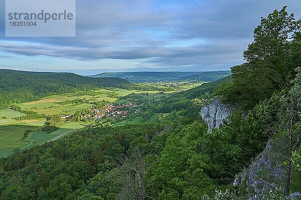 Landschaft  Ortschaft  Frühling  Morgen  Oberzausbach  Pretzfeld  Fränkische Schweiz  Bayern  Deutschland  Europa