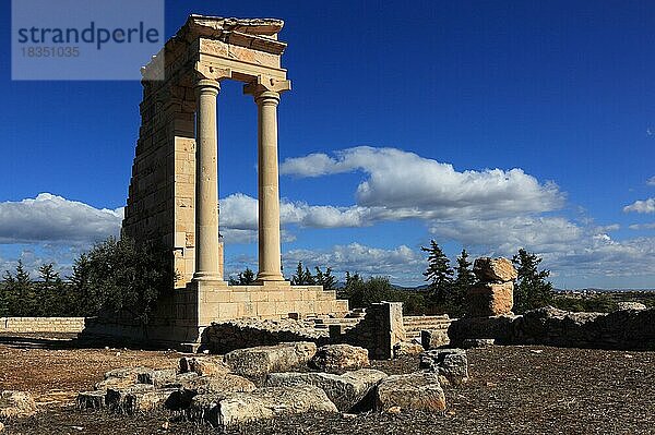 Kourion  assyrisch Ku-ri-i  altgriechisch  lateinisch Curium  Apollon-Hylates-Heiligtum  Überreste des Hylatesheiligtums  historische  antike Ausgrabungsstätte  Ruinenstätte  Haupttempel  Hylatestempel  Ireon apollonos Ilatou  Zypern  Europa