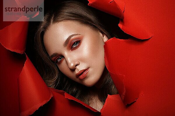 Schöne frische Mädchen mit perfekter Haut  leuchtend rote Make-up. Schönes Gesicht. Foto im Studio aufgenommen